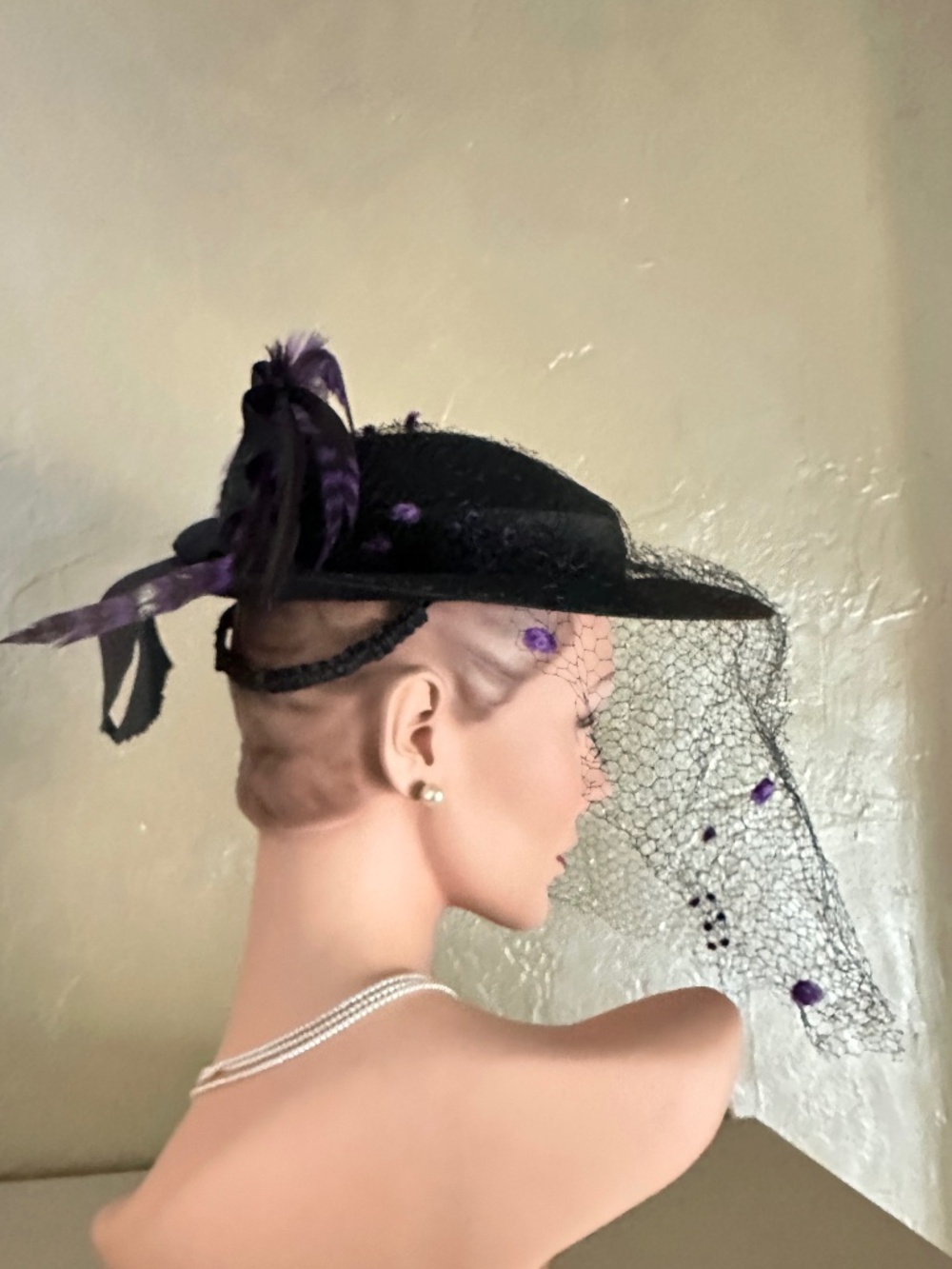 WONDERFUL 1940's BLACK TILT FELT WIDE BRIM HAT + PURPLE DOTTED VEIL & FEATHERS